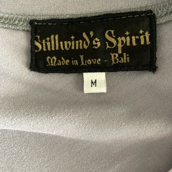 Gray top with circular pattern - Picture 7 of 7